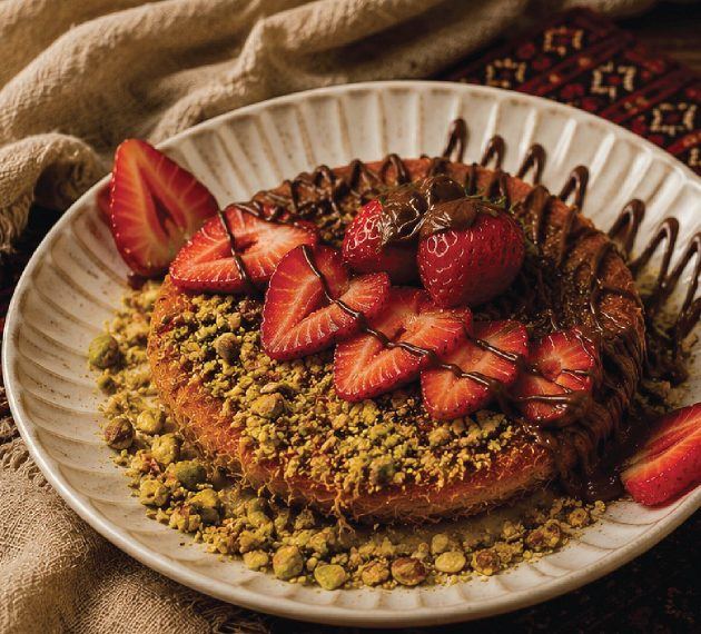 Kunafa met pistache, aardbei en chocolade